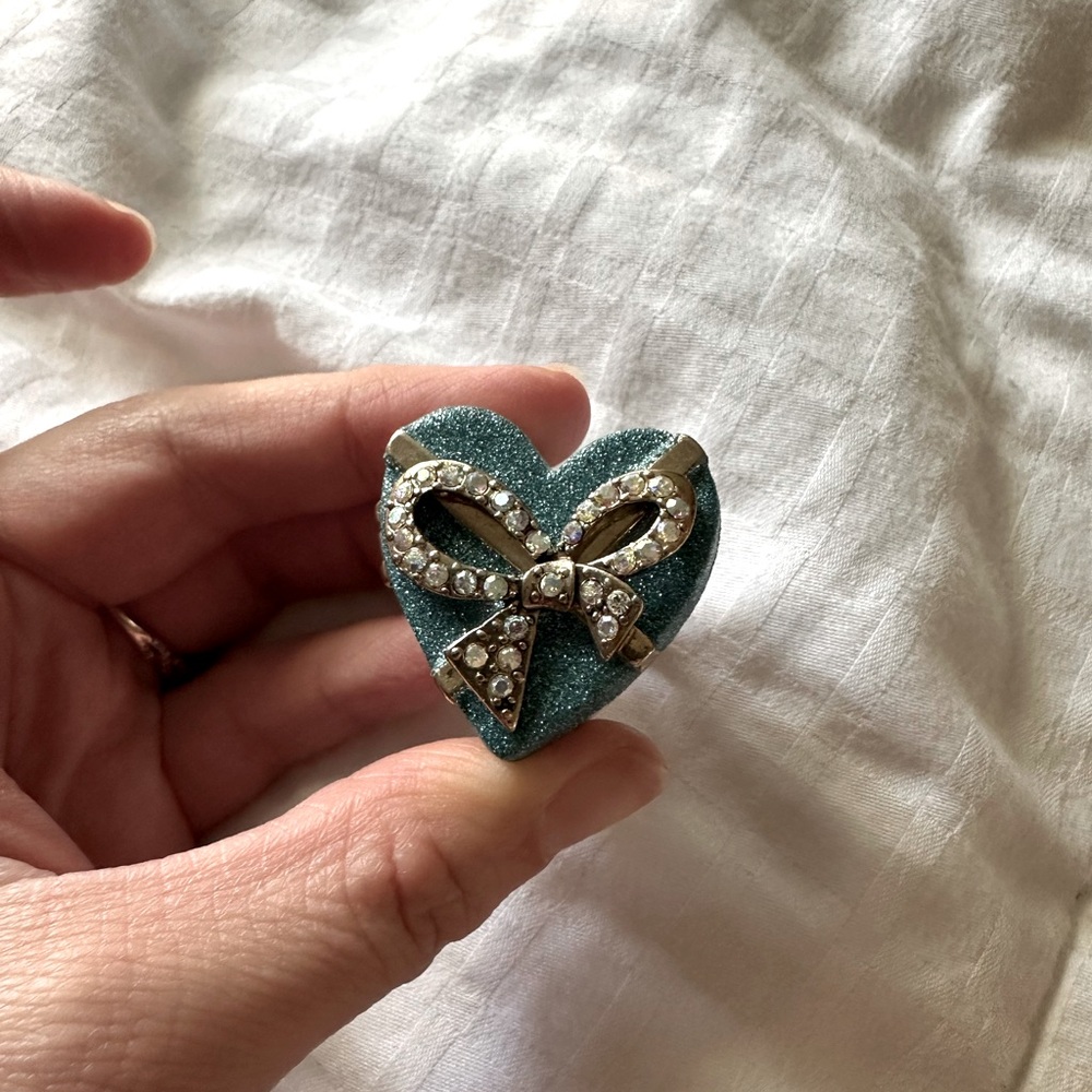 Betsy Johnson
Elegant Heart Box. Blue and Gold Ring size 8